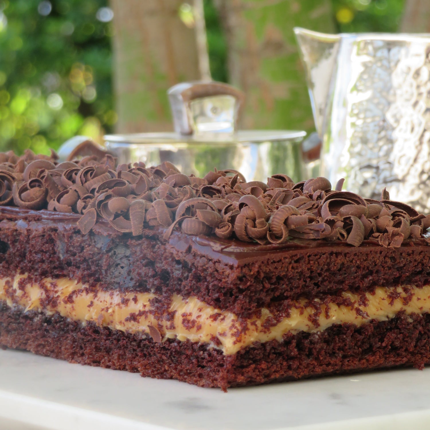 bizcocho humedo de chocolate relleno con manjar