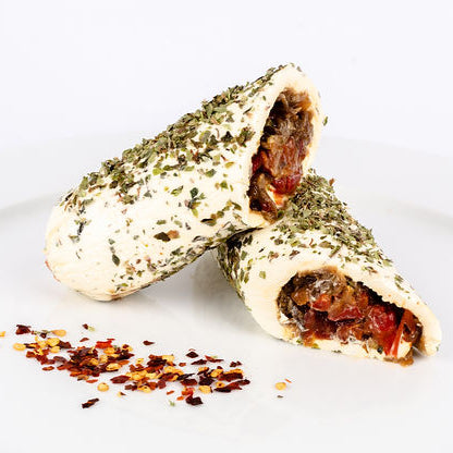 Rollo de Queso Crema con Cebolla Caramelizada y Pimentón Asado